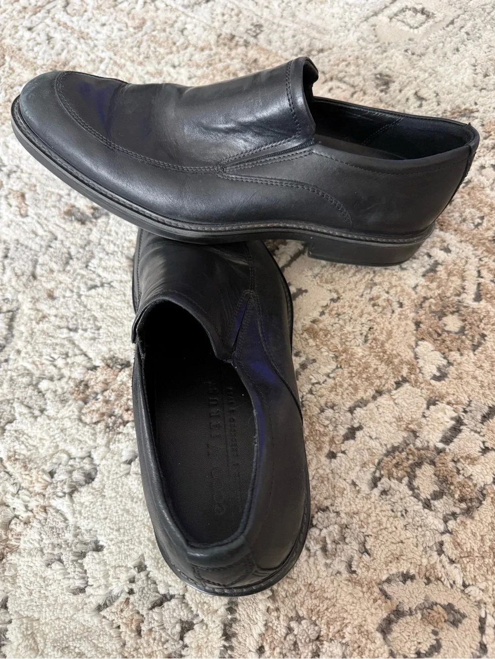 Ecco Black Leather Slip-On Loafers with Subtle Stitching